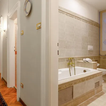 Elegante D'epoca Nel Centro Di Apartman