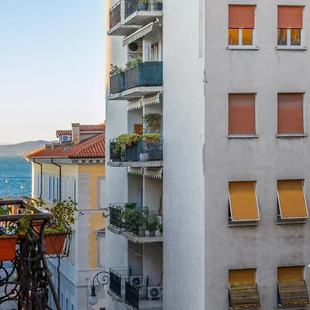 Elegante D'epoca Nel Centro Di Apartman Trieszt