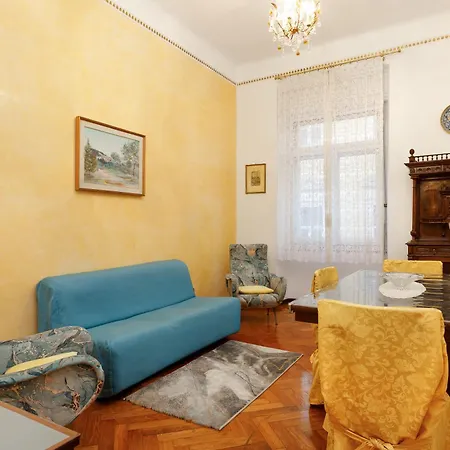 Elegante D'epoca Nel Centro Di Trieszt