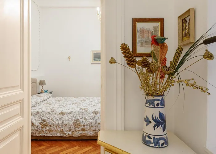 Elegante D'epoca Nel Centro Di Trieste