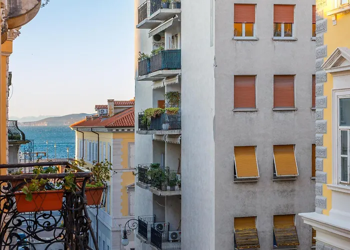 Elegante D'epoca Nel Centro Di Apartment Trieste